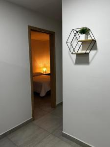 una camera con un letto e uno specchio di Hospedaje LIZ a Tuluá