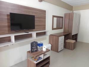 een woonkamer met een flatscreen-tv aan de muur bij TAM-AN MOUNTAIN RESORT & HOTEL in Bayombong