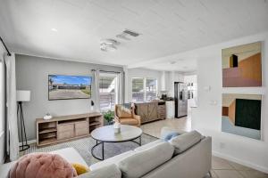 una sala de estar con un sofá y una mesa en Palm Wave Says - 5 Star - Quiet Area - Stocked, en West Palm Beach
