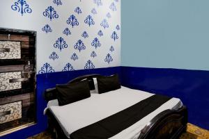 Ένα ή περισσότερα κρεβάτια σε δωμάτιο στο OYO D.R. Hotel & Residency Restaurant