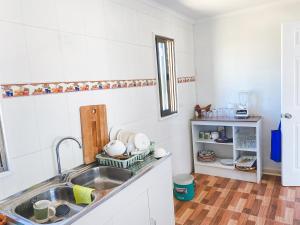 Kuchyň nebo kuchyňský kout v ubytování Cabaña con piscina