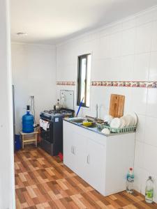 Kuchyň nebo kuchyňský kout v ubytování Cabaña con piscina