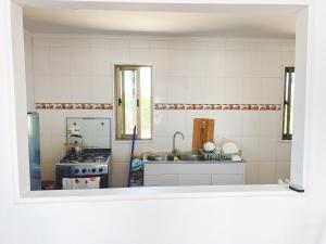 Kuchyň nebo kuchyňský kout v ubytování Cabaña con piscina