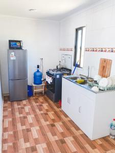 Kuchyň nebo kuchyňský kout v ubytování Cabaña con piscina
