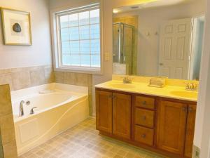 a bathroom with a tub and a sink and a bath tub at Entire Home Downtown ATL! Walk to GWCC and more! in Atlanta
