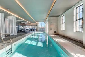 a large swimming pool in a building at Luxury Downtown Escape Pool & Free Parking in Montreal