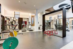 einen Fitnessraum mit Grüngewicht in einem Zimmer in der Unterkunft Beautiful Downtown condo with Pool and Parking in Montreal