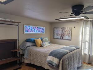 1 dormitorio con 1 cama y ventilador de techo en Rustic Rooms Barn Loft (Upstairs Studio Apartment) Near Kings Canyon & Sequoia National Parks, en Squaw Valley