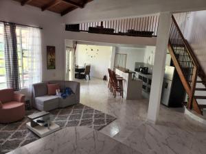 un soggiorno con divano e tavolo di Villa Mimosa Finca Hotel a Quimbaya