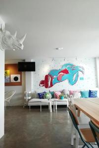 Khu vực ghế ngồi tại ME U Hostel Pattaya