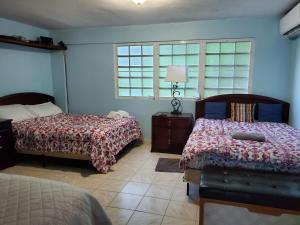 1 dormitorio con 2 camas y sofá en Countryside - Secluded NEAR LAGOON, RIVER and BEACH. First floor, en Vega Baja