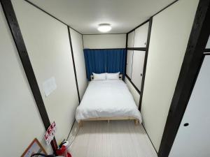 מיטה או מיטות בחדר ב-A&C House 新大阪2