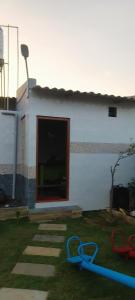ein Gebäude mit einem Fenster und einer Schere auf dem Rasen in der Unterkunft Pk Guest house in Mysore