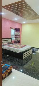 um quarto com duas camas num quarto em Pk Guest house em Mysore