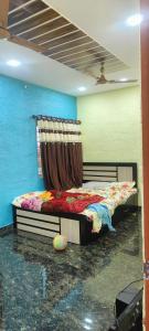 - une chambre avec un lit avec un rideau dans l'établissement Pk Guest house, à Mysore