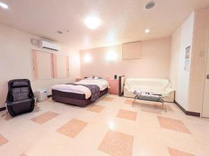 SKY Bay-Terace Omura في Omura: غرفة نوم بسرير وكرسي وطاولة