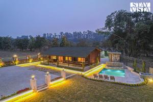 una imagen de una casa con piscina en StayVista at Secret Solace en Dehradun