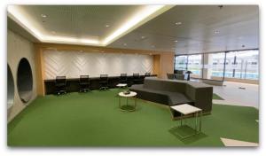 una sala de conferencias con una mesa larga y sillas en Fully-furnished studio-type SMDC, en Dasmariñas