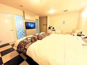 大村市にあるSKY Bay-Terace Omura (Love Hotel)のベッドルーム(大型ベッド1台付)、バスルームが備わります。