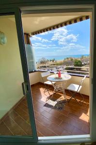 eine Terrasse mit einem Tisch und Stühlen auf dem Balkon in der Unterkunft Apart. Pineda de Mar-Sea and mountains views in Pineda de Mar