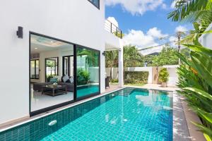une image d'une piscine dans une villa dans l'établissement Villa White Pool, à Kamala Beach