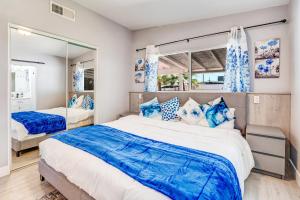 Fully Remodeled, Landscaped, King Beds, Desk Space