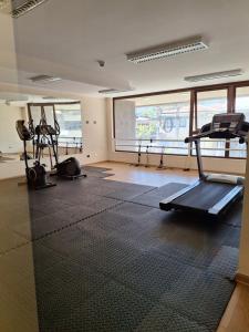 un gimnasio con dos cintas de correr y una cinta de correr en Departamento Centro Lynch II, en Temuco