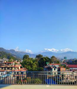 uma vista para uma cidade com montanhas ao fundo em Fewa Apartment em Pokhara