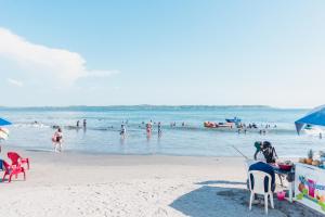 a beach with a bunch of people in the water at Acogedor Apartaestudio Laguito 1 Habitacion N4A in Cartagena de Indias