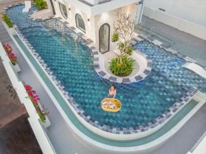 头顿V Boutique Hotel - Complimentary refreshments的游泳池冲浪板上女人的头顶景色