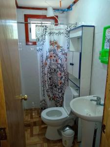 een badkamer met een toilet en een wastafel bij Cabañas El Remanso in Linares
