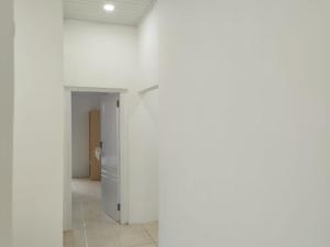 pusty pokój z białymi ścianami i łazienką w obiekcie RedDoorz Syariah @ Gedong Air Lampung w mieście Kedaton