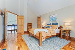 1 dormitorio con 1 cama y balcón en Spacious Lakefront Retreat w/Stunning Views, 
