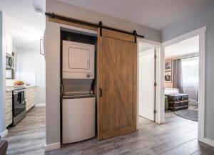 Kuchyň nebo kuchyňský kout v ubytování Maui Makai Condo - Completely renovated 1 bedroom 1 bath condo, just steps away from Kahana Beach