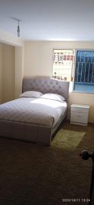 una camera da letto con un grande letto e una finestra di Habitacion privada en Departamento a La Paz