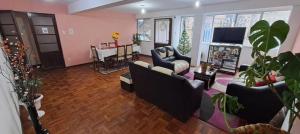 uma sala de estar com sofás e uma sala de jantar em Habitacion privada en Departamento em La Paz