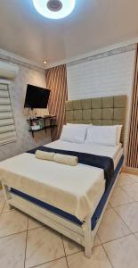 ein Schlafzimmer mit einem großen Bett in einem Zimmer in der Unterkunft M & D Rentals by Jick in Butuan