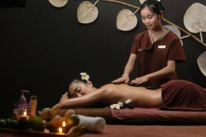 una mujer recibiendo un masaje de un esteticista en Hanoi Boutique Hotel & Spa, en Hanói
