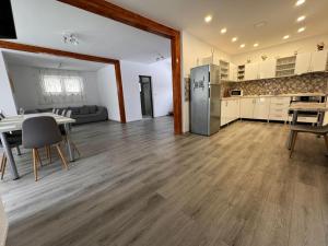 una cucina e un soggiorno con un tavolo e un frigorifero di Cabana LUCDAR Valiug Crivaia a Văliug Altre 5 foto
