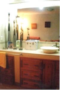 a bathroom with a counter with giraffe statues on it at Casa de 3 pisos equipada in Tlaxcala de Xicohténcatl