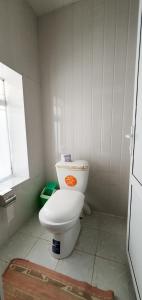 La salle de bains est pourvue de toilettes blanches. dans l'établissement Kuldosh`s homestay in Majrum village, 