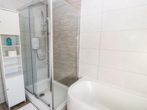 un baño con ducha y WC en Green Hills Farm, en Greenodd 32 fotos más