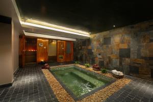 einem Pool in der Mitte eines Zimmers in der Unterkunft Hanoi Boutique Hotel & Spa in Hanoi