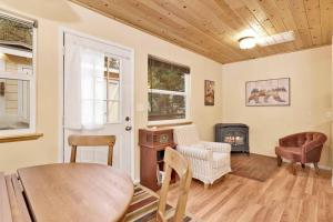 una sala de estar con una mesa y una chimenea en Mount Berkley Big Bear~ Walk to Village~ Games~, en Big Bear Lake
