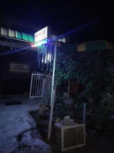 a street sign in front of a building at night at Singgahan Keluarga Jitu in Jitra