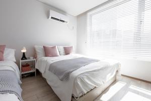 מיטה או מיטות בחדר ב-MiraeStay 33