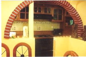 uma cozinha com um arco no meio em Casa equipada 3 niveles em Tlaxcala de Xicohténcatl