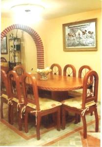 uma mesa de jantar e cadeiras com uma mesa de madeira em Casa equipada 3 niveles em Tlaxcala de Xicohténcatl