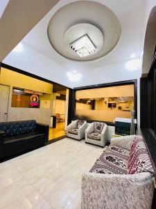 un soggiorno con divano e soffitto di HOTEL NATURE SHIELD a Lonavala