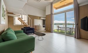 TV a/nebo společenská místnost v ubytování Latterace Resort